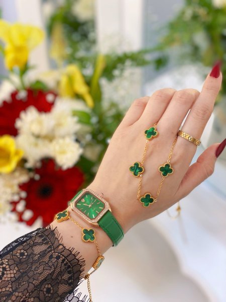 طقم نسائي (ساعة رولكس جلد ستاتي + اسوارة + سنسال )