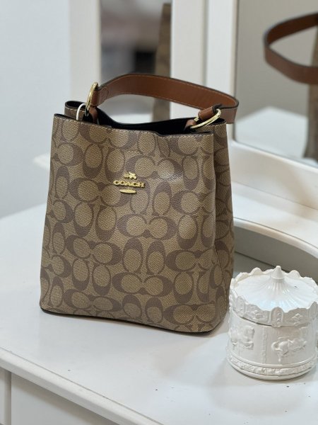 شنطة كوتش (شنطة + بوكس أصلي)