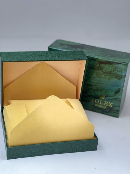 علب رولكس مختوم